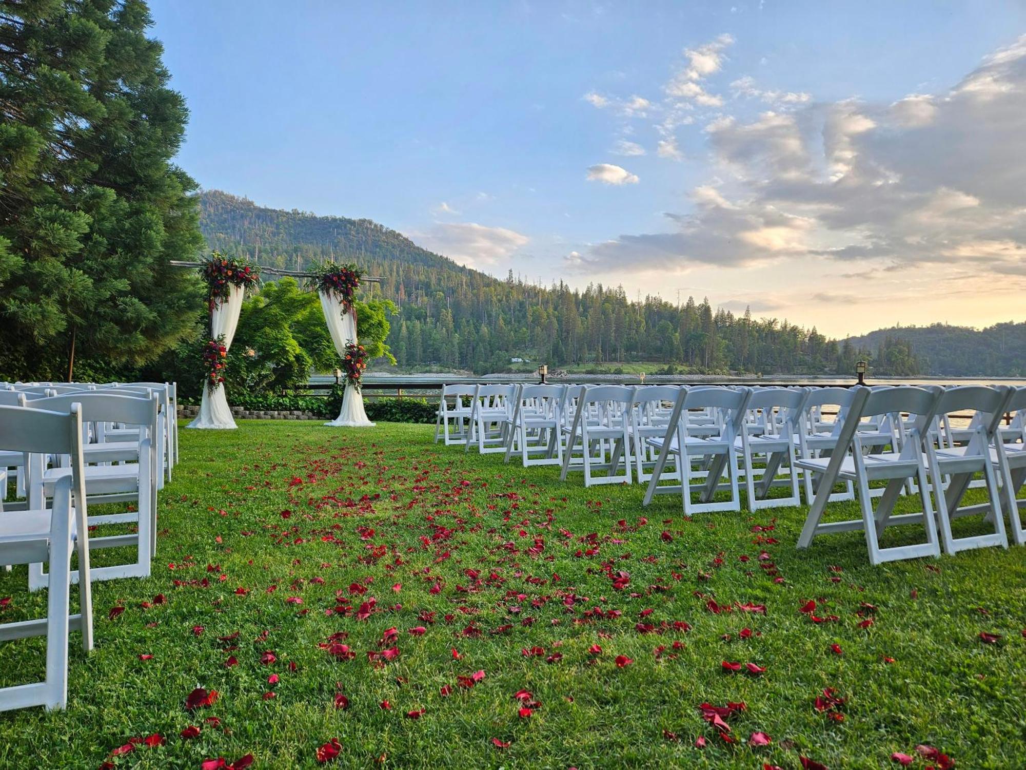 The Pines Resort & Conference Center Bass Lake Exterior photo